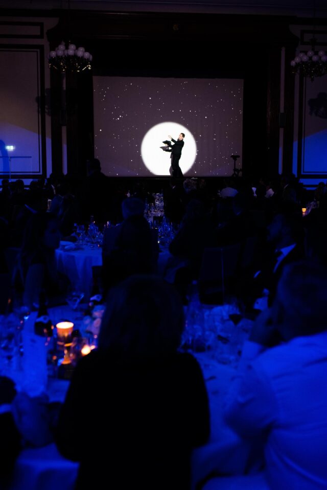 Diner-spectacle-magie-digitale-Eclaireuse